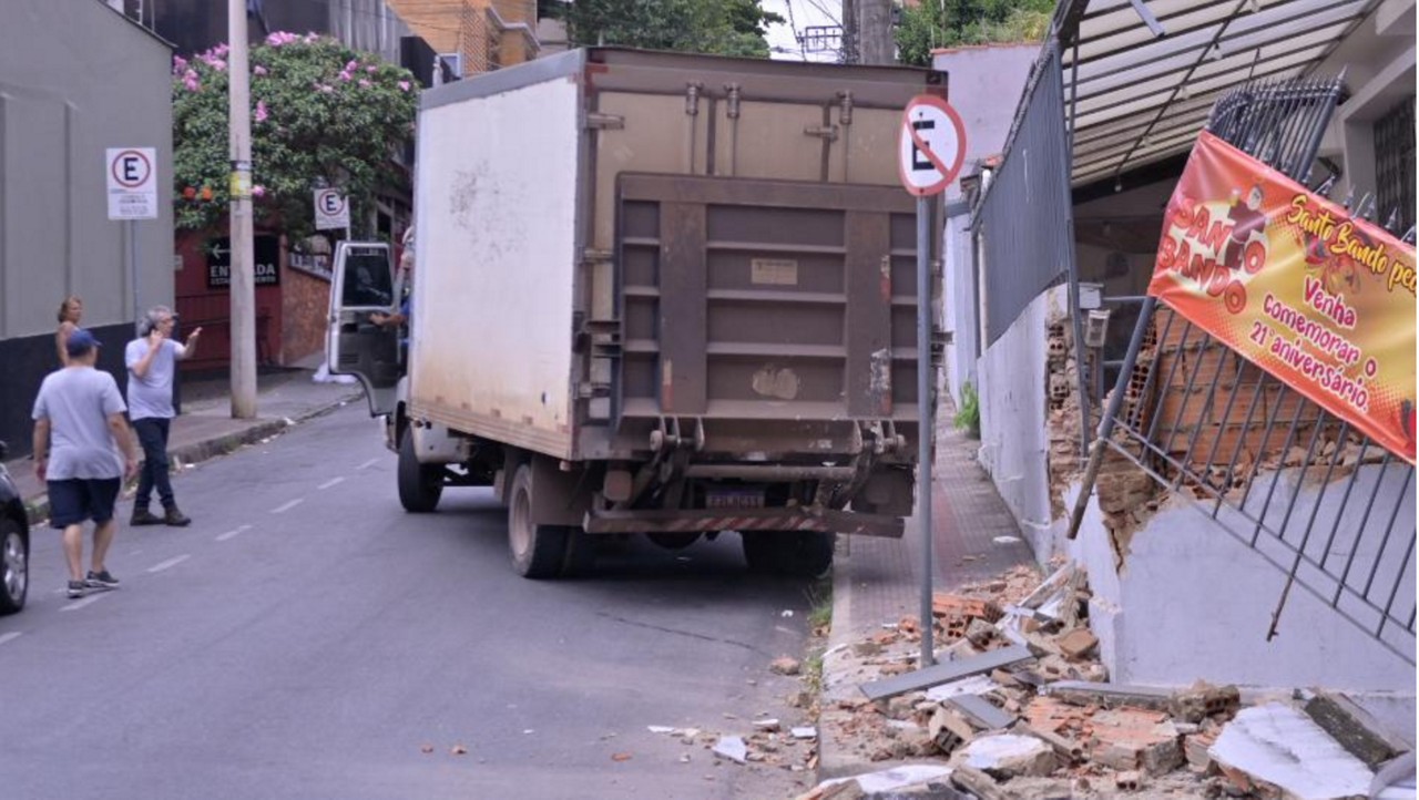 Muro do imóvel despencou com o impacto da batida