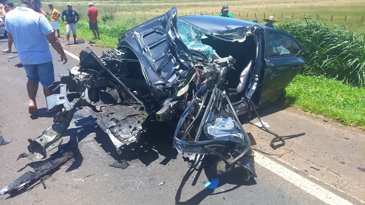 Carro da vítima ficou irreconhecível após o impacto
