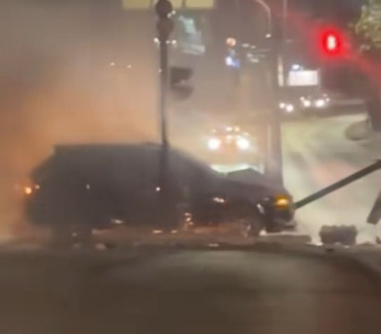 Carro bate em semáforo na Região Centro-Sul de BH