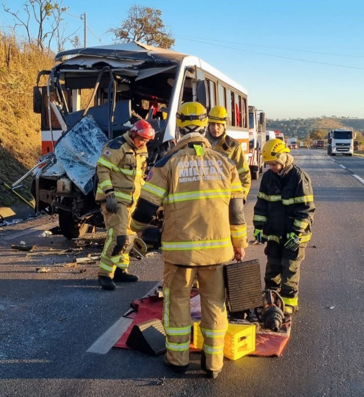 Ônibus da prefeitura de Paracatu bateu na traseira de um caminhão