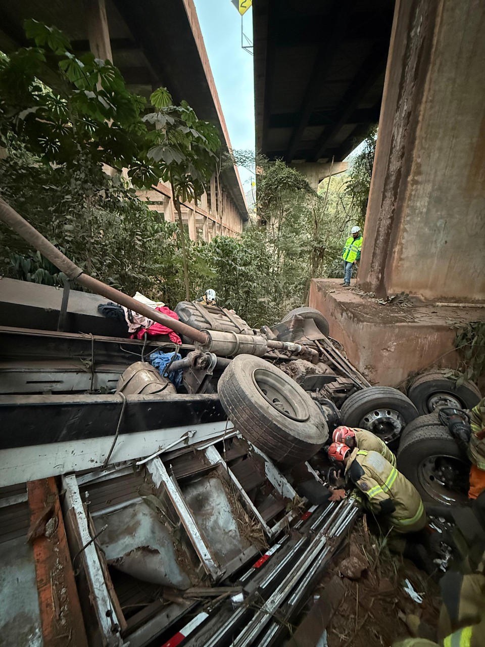 Caminhão caiu de ponte com 25 metros de altura