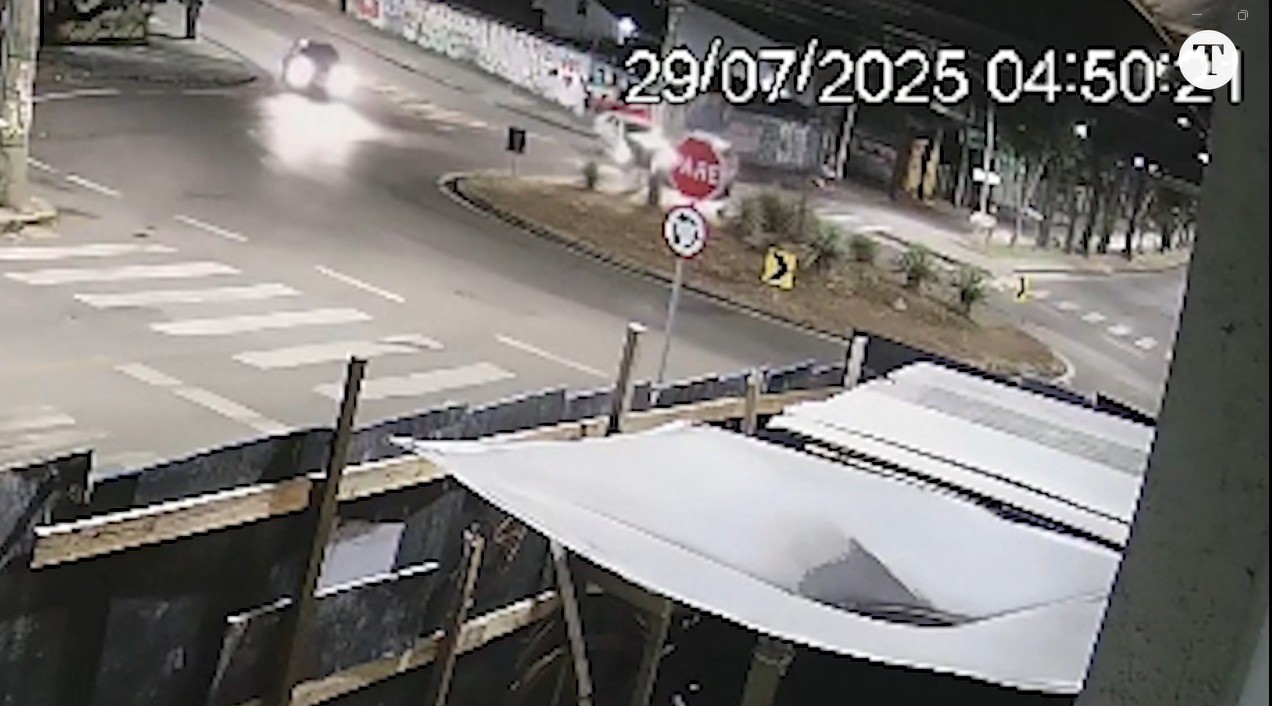 O condutor que provocou a batida fugiu antes da chegada da Polícia Militar (PMMG)