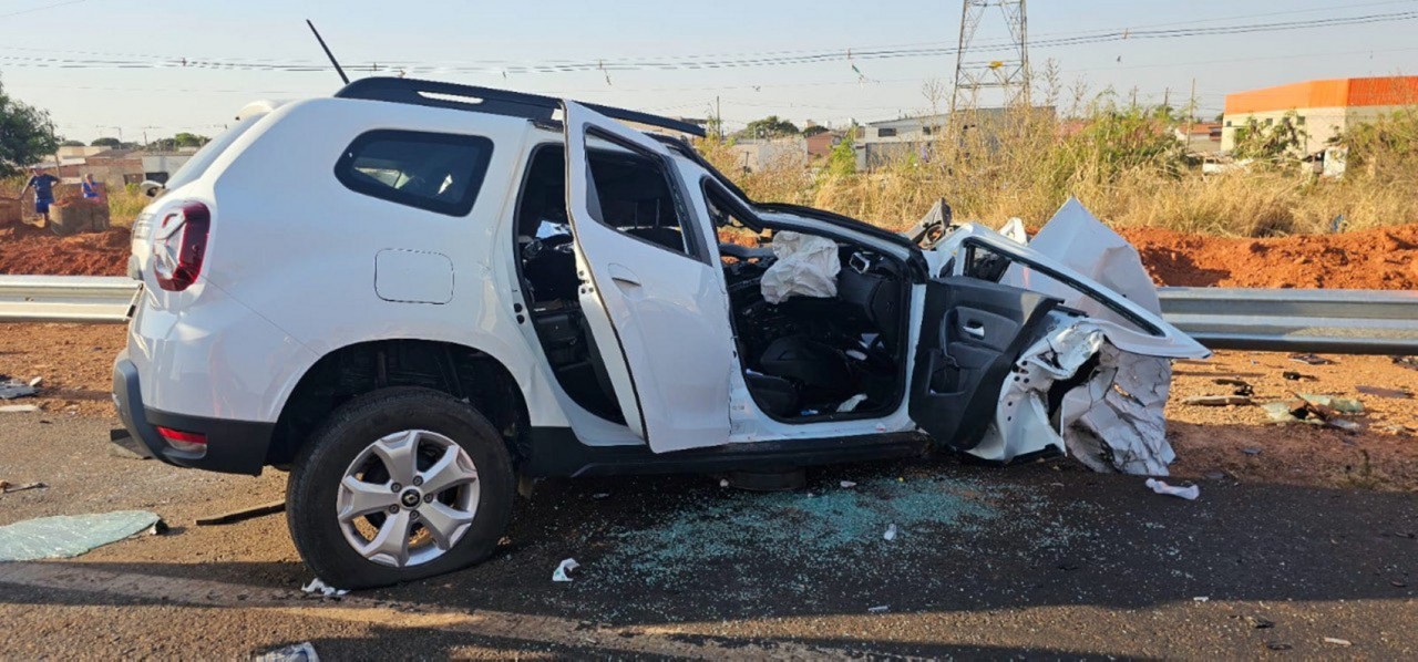 Frente de carro em que motorista morto estava ficou completamente destruída após colisão com caminhão