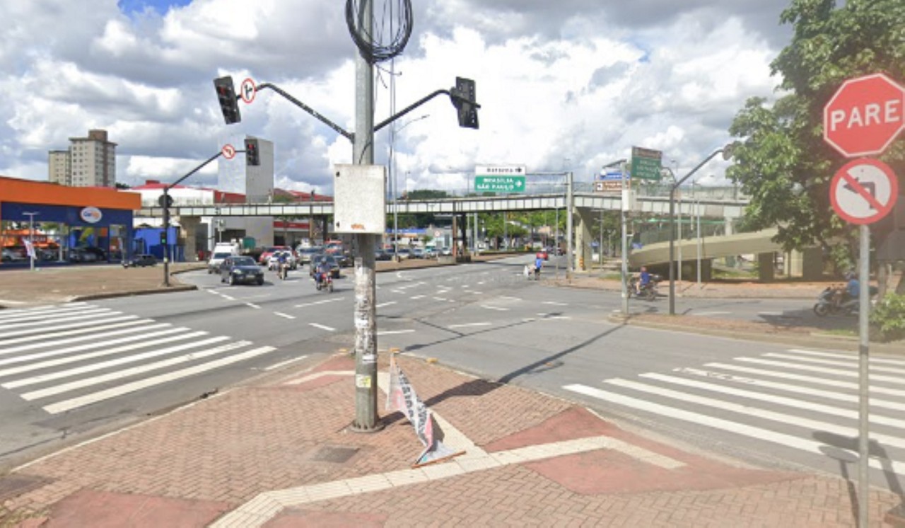 Acidente ocorreu no cruzamento das avenidas do Contorno e Tereza Cristina, no Prado, em BH