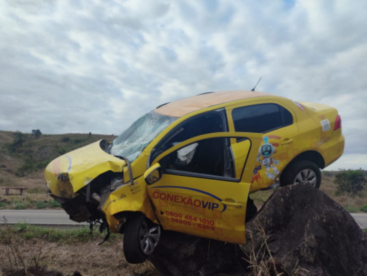 Motorista perdeu o controle da direção e o carro ficou pendurado sobre uma pedra na MGC-418, em Nanuque