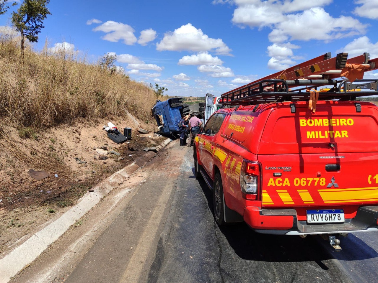 Motorista sofreu contusões e escoriações após carreta tombar na BR-365