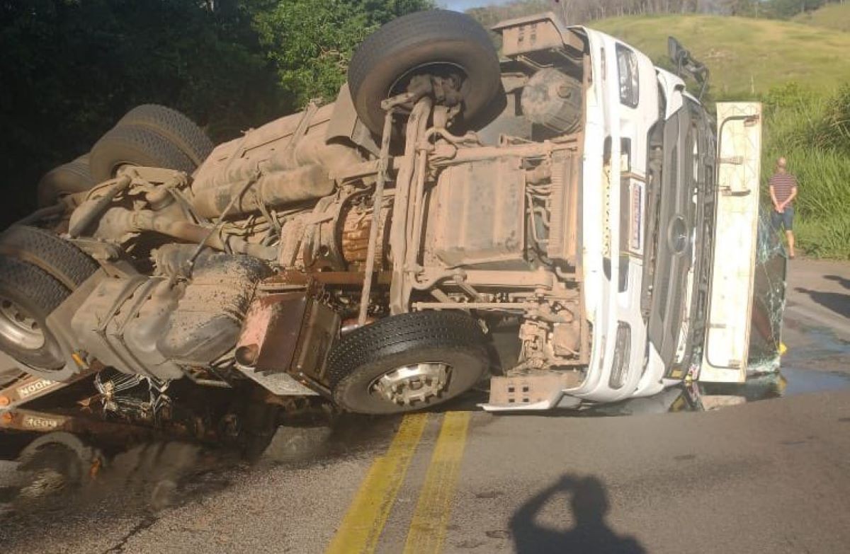 Tombamento de carreta causou interdição da BR-381 em São Gonçalo do Rio Abaixo 