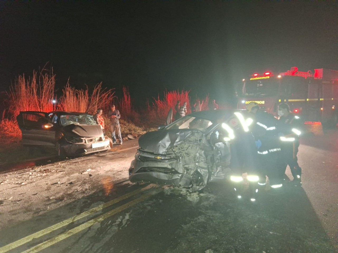 Carros ficaram danificados após colisão na BR-354, em Formiga; idosos da mesma família morreram no acidente