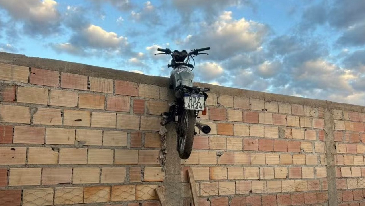 Moto ficou pendurada no muro durante a tentativa de roubo
