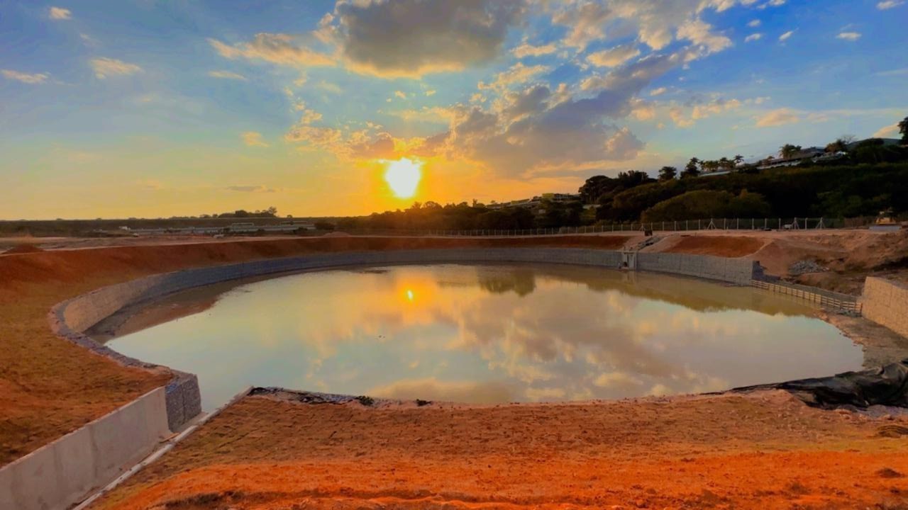 O projeto promete sanar, definitivamente, os históricos alagamentos que afetam o sítio aeroportuário e as vias do entorno da praça Bagatelle