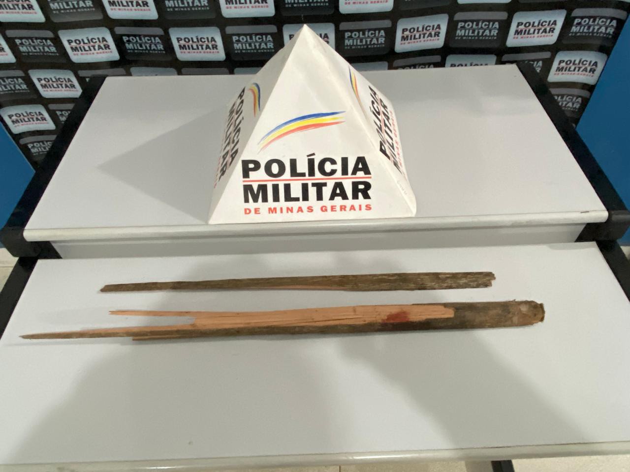 Pedaço de pau usado no crime foi apreendido