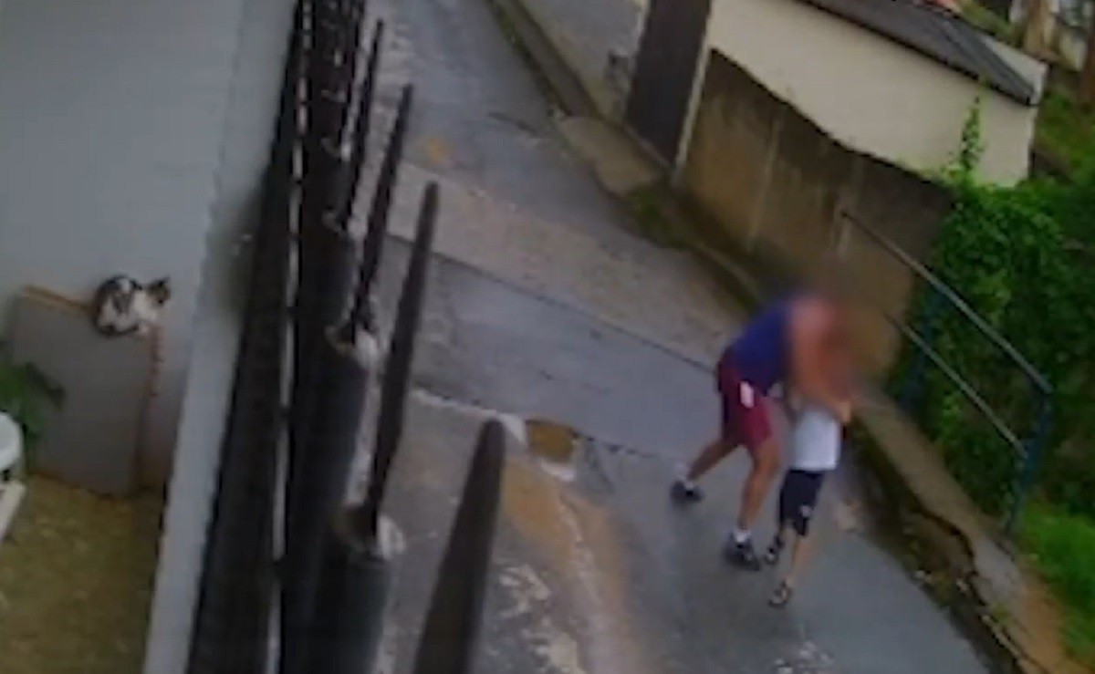Socos, chutes e tapas foram flagradas por uma câmera de segurança