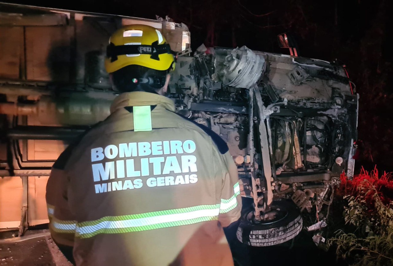 Caminhão capotou na pista e parou sobre uma ponte, de acordo com o Corpo de Bombeiros