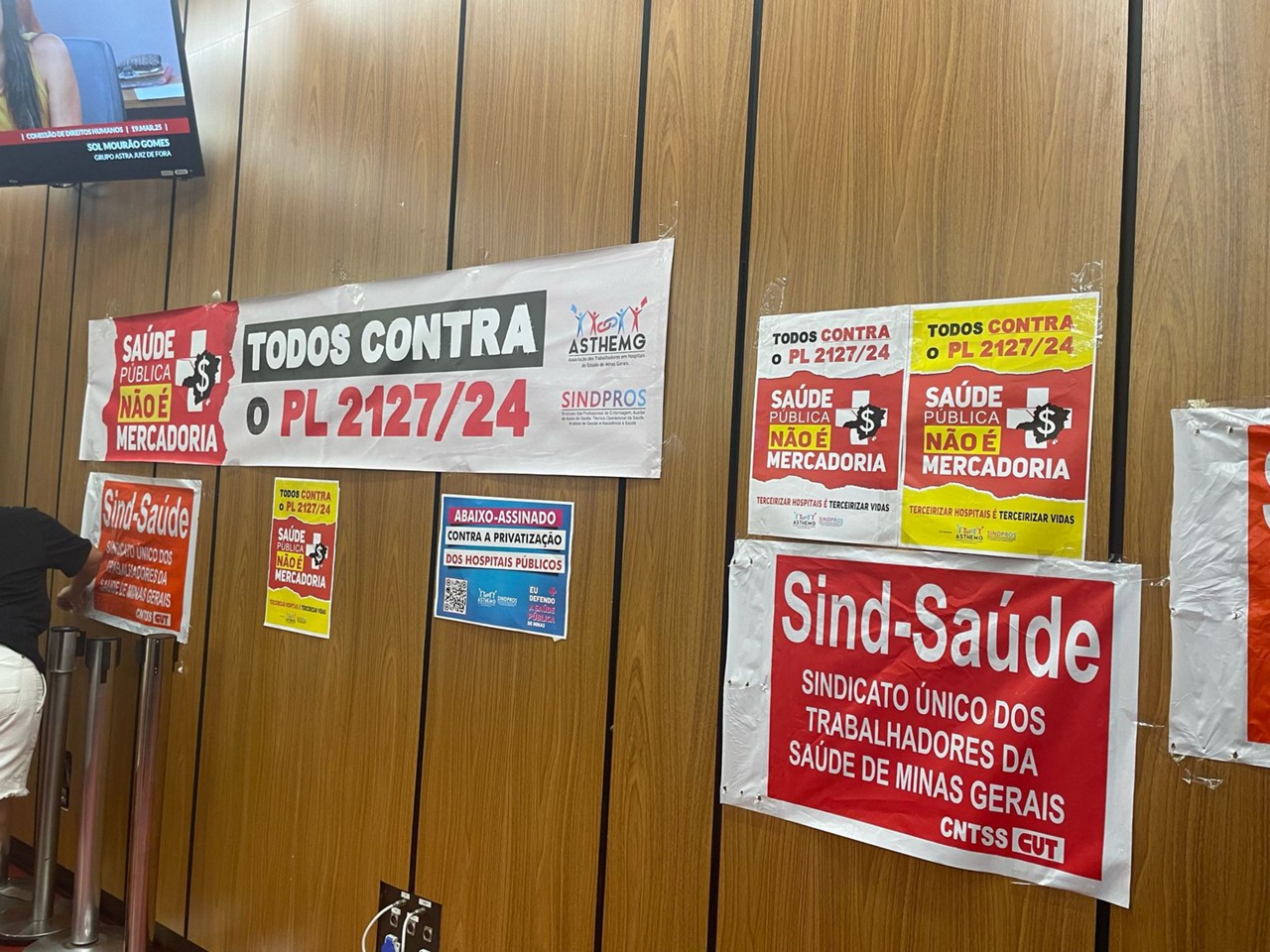 Cartazes foram levados para a audiência pública na ALMG