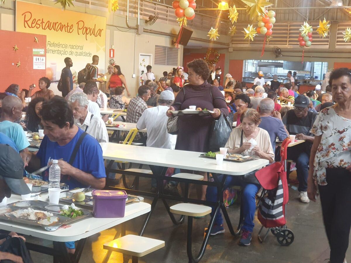 Pessoas em situação de vulnerabilidade saboreiam cardápio natalino no restaurante Popular de BH