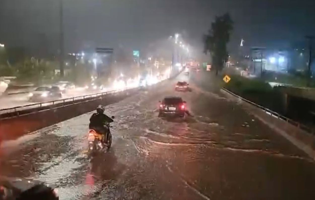 Anel Rodoviário de BH ficou alagado na altura do encontro com a Via Expressa 