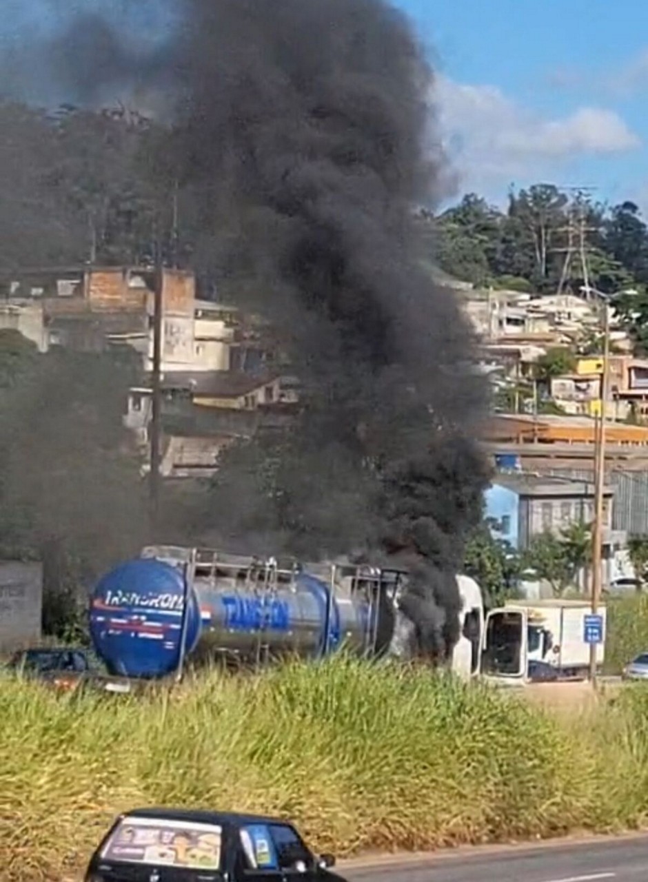 Incêndio em carreta complica trânsito no Anel Rodoviário
