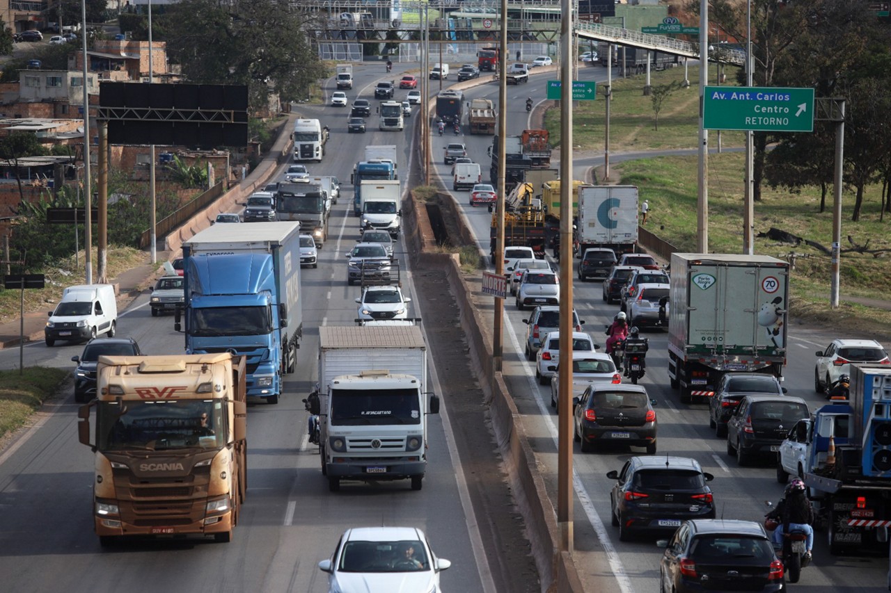 Fluxo intenso e riscos constantes fazem parte do cotidiano de quem a pelo Anel Rodoviário, na altura do viaduto São Francisco, em Belo Horizonte