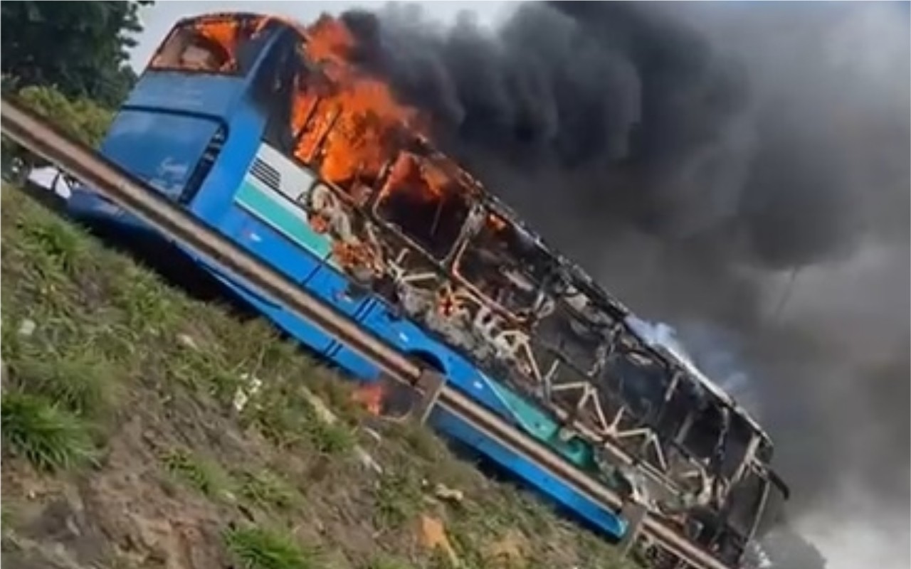Ônibus ficou completamente destruído
