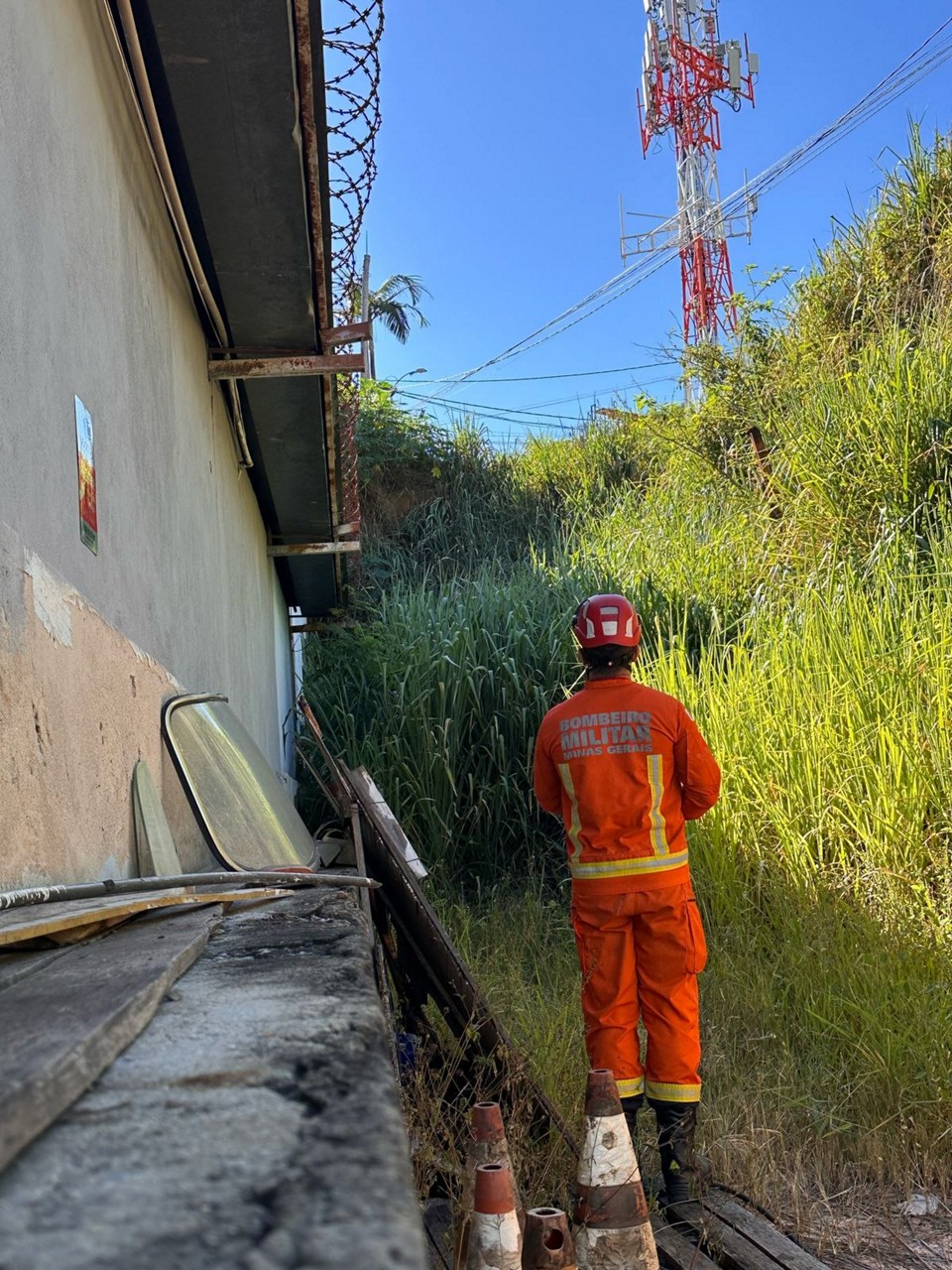 Resgate foi feito em barranco às margens no Anel Rodoviário