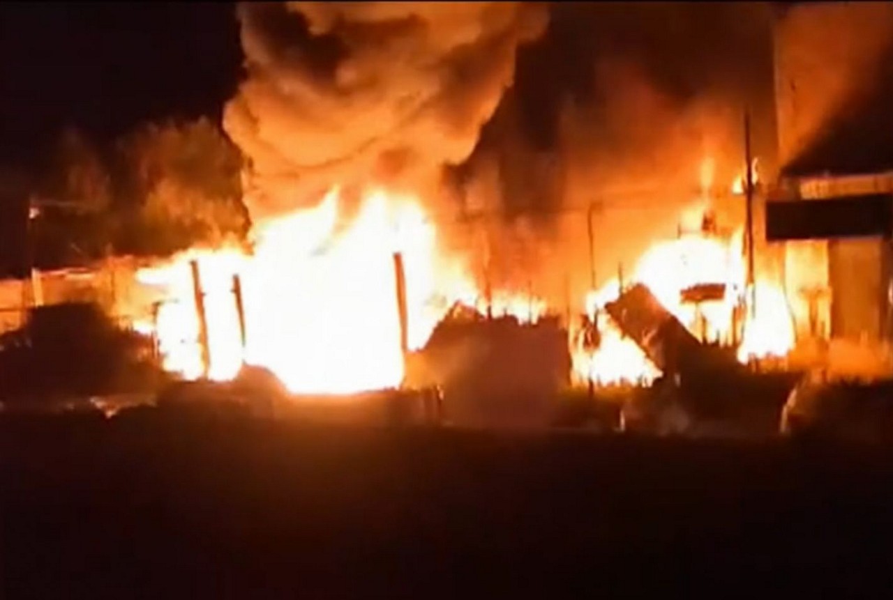 Ferro-velho pegou fogo durante a madrugada