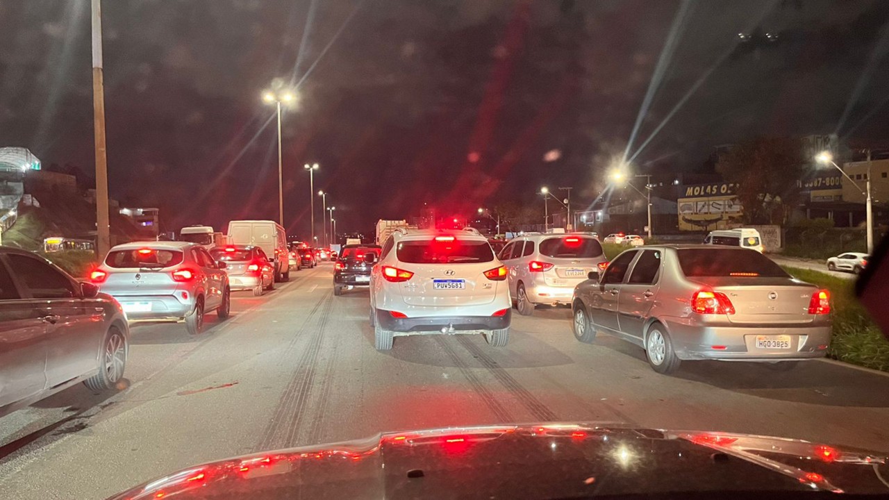 Anel Rodoviário registra congestionamento quilométrico na noite desta quarta 