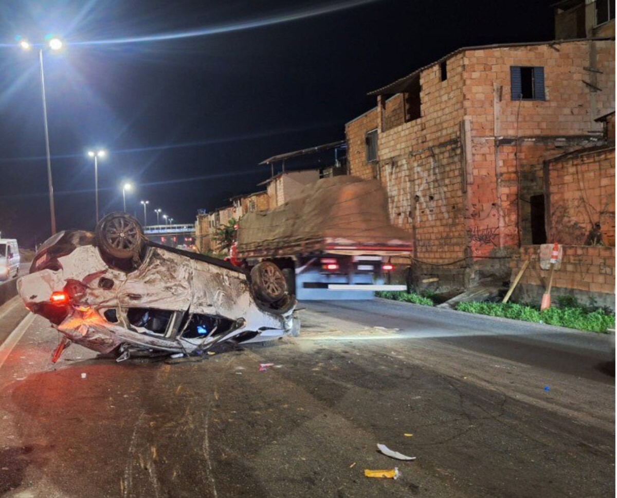 Veículo ficou destruído após o acidente 