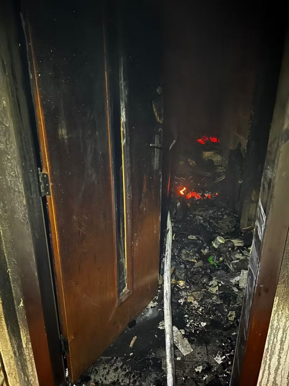 Apartamento ficou destruído pelas chamas