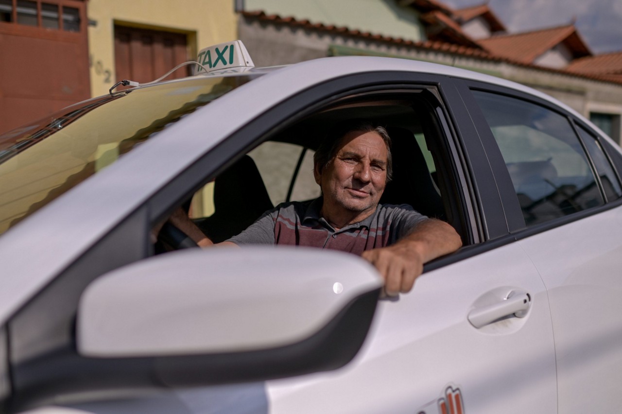 Motorista espera conseguir parar de trabalhar até 2030; sua jornada começou há 5 décadas