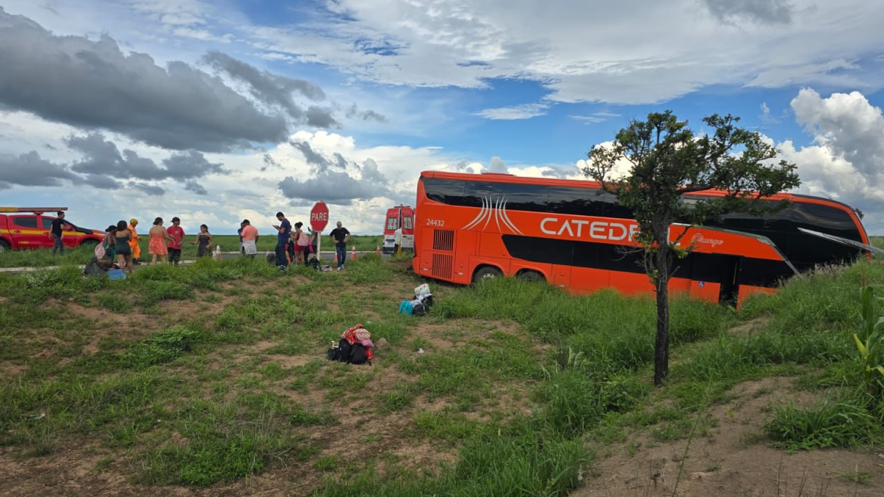 Motorista de ônibus não consegue fazer curva, perde controle, sai da pista e 3 ficam feridos