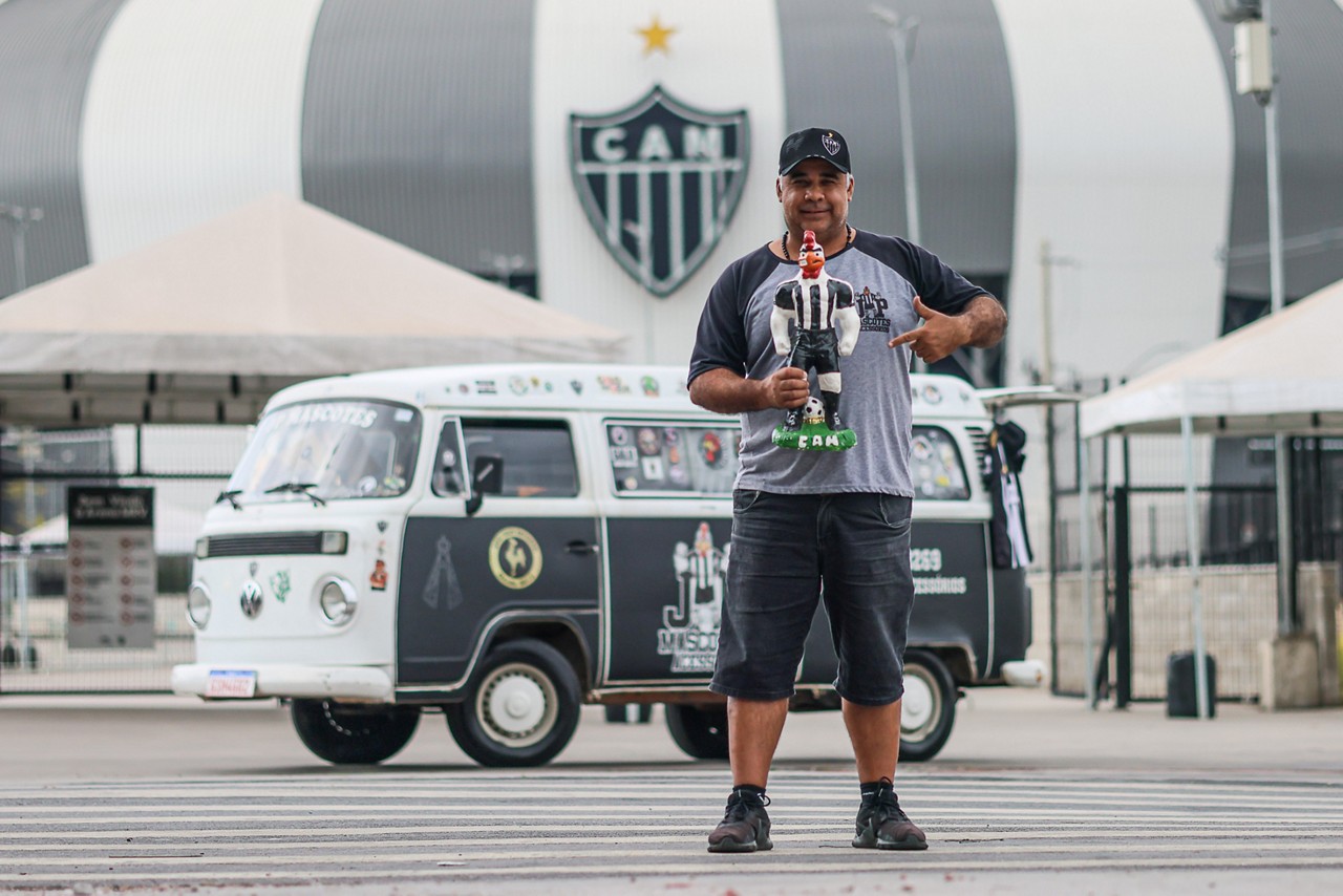 Torcedor transformou uma Kombi em loja itinerante com produtos do Atlético