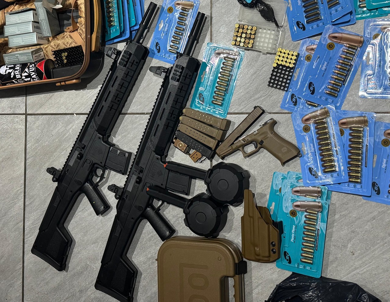 Diversas armas e munições foram apreendidas pela PM
