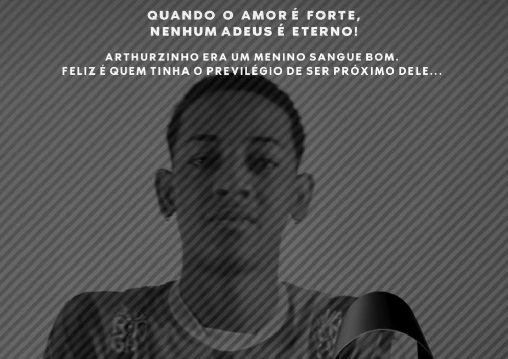 Arthur tinha acabado de entrar no segundo tempo do jogo, porém, passou mal e caiu.