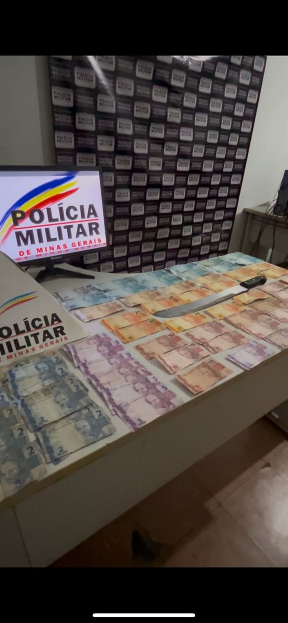 Dinheiro e facão são encontrados na casa do suspeito