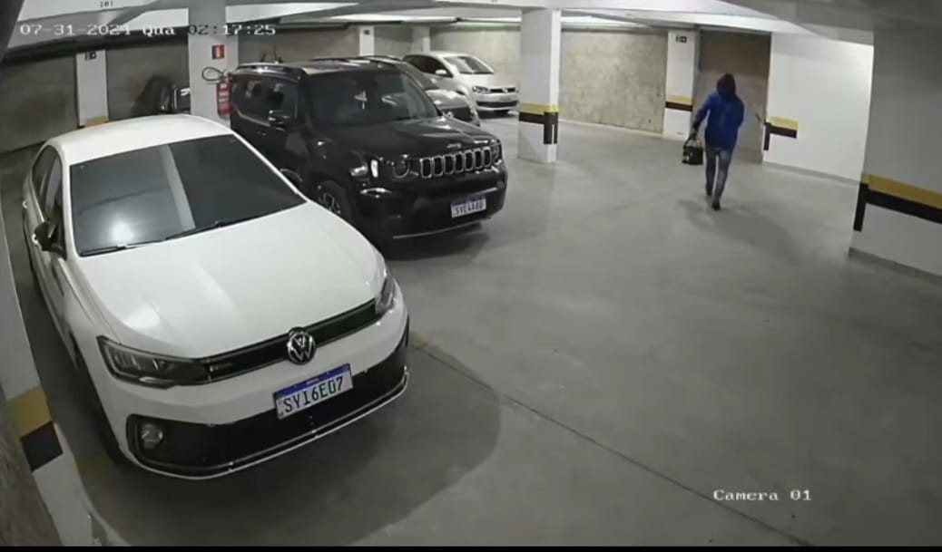 Suspeito transitando na garagem de prédio no Jardim Industrial, Contagem