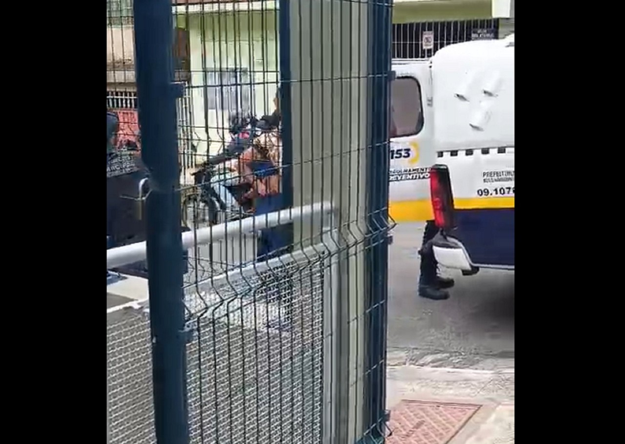 No Centro de Saúde Copacabana, mulher usou cadeira para quebrar objetos e ameaçar funcionários após remarcação de consulta