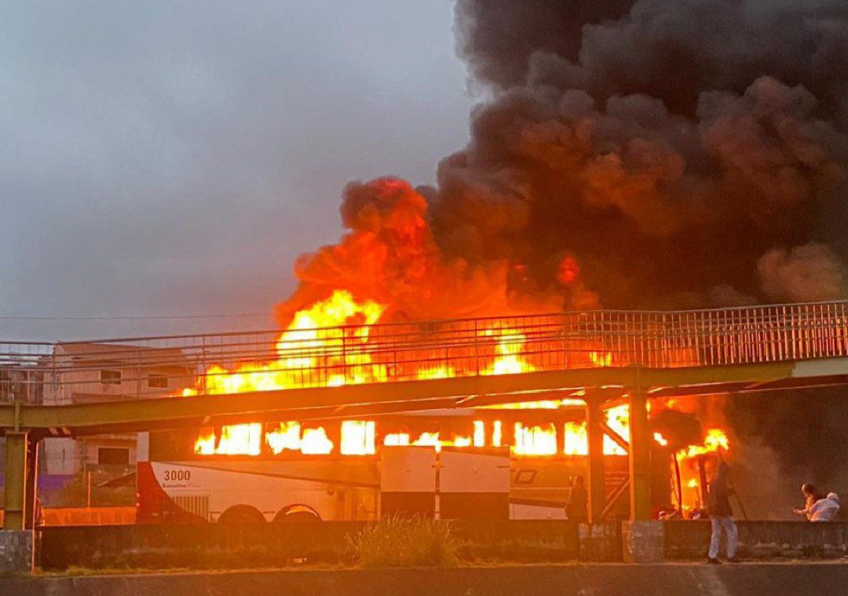 Foto mostra o ônibus incendiado após o ataque dos palmeirenses