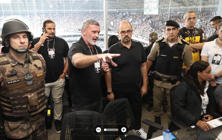 Mateus Simões visitou a central de monitoramento do estádio