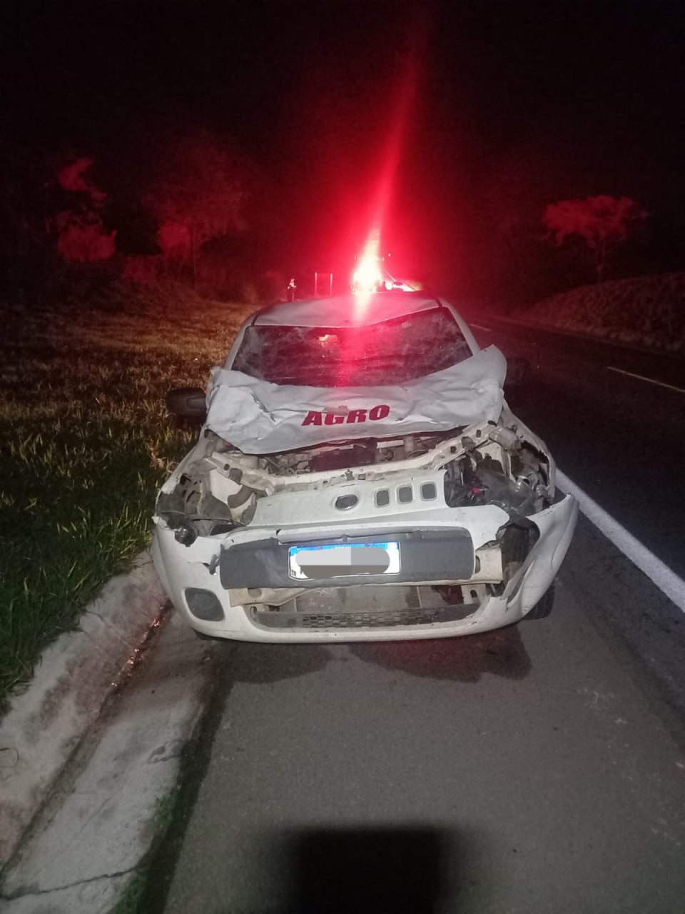 Carro ficou com a frente destruída
