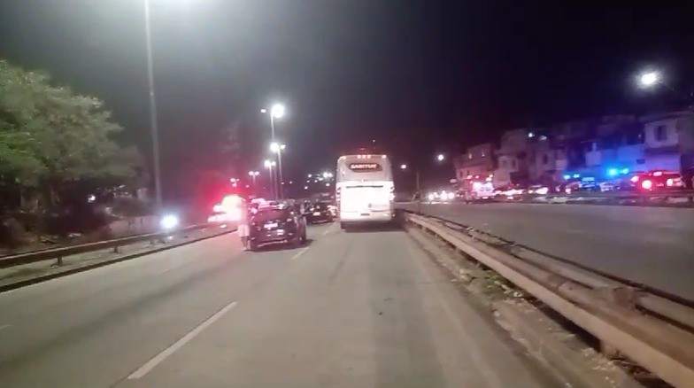 O policial civil foi socorrido pelo helicóptero Pégasus, da PM, para o Hospital João XXIII.