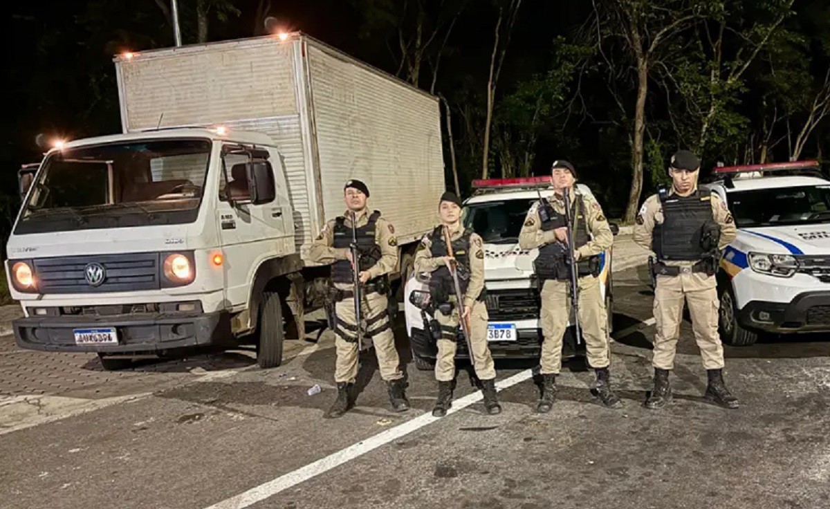 Caminhão recuperado foi levado ao pátio pelos agentes 