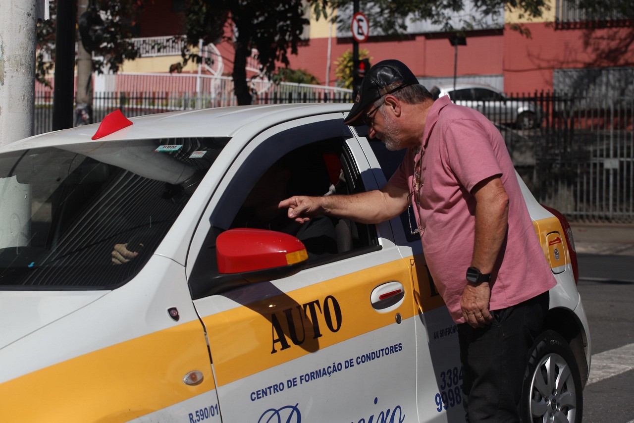Aurélio de Abreu Paiva é instrutor de autoescola há 25 anos