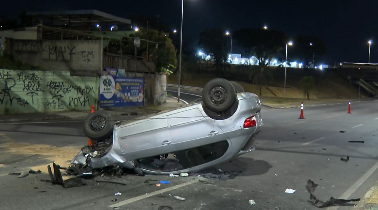 Polícia flagrou o carro em alta velocidade antes de perder o controle, bater na mureta e capotar