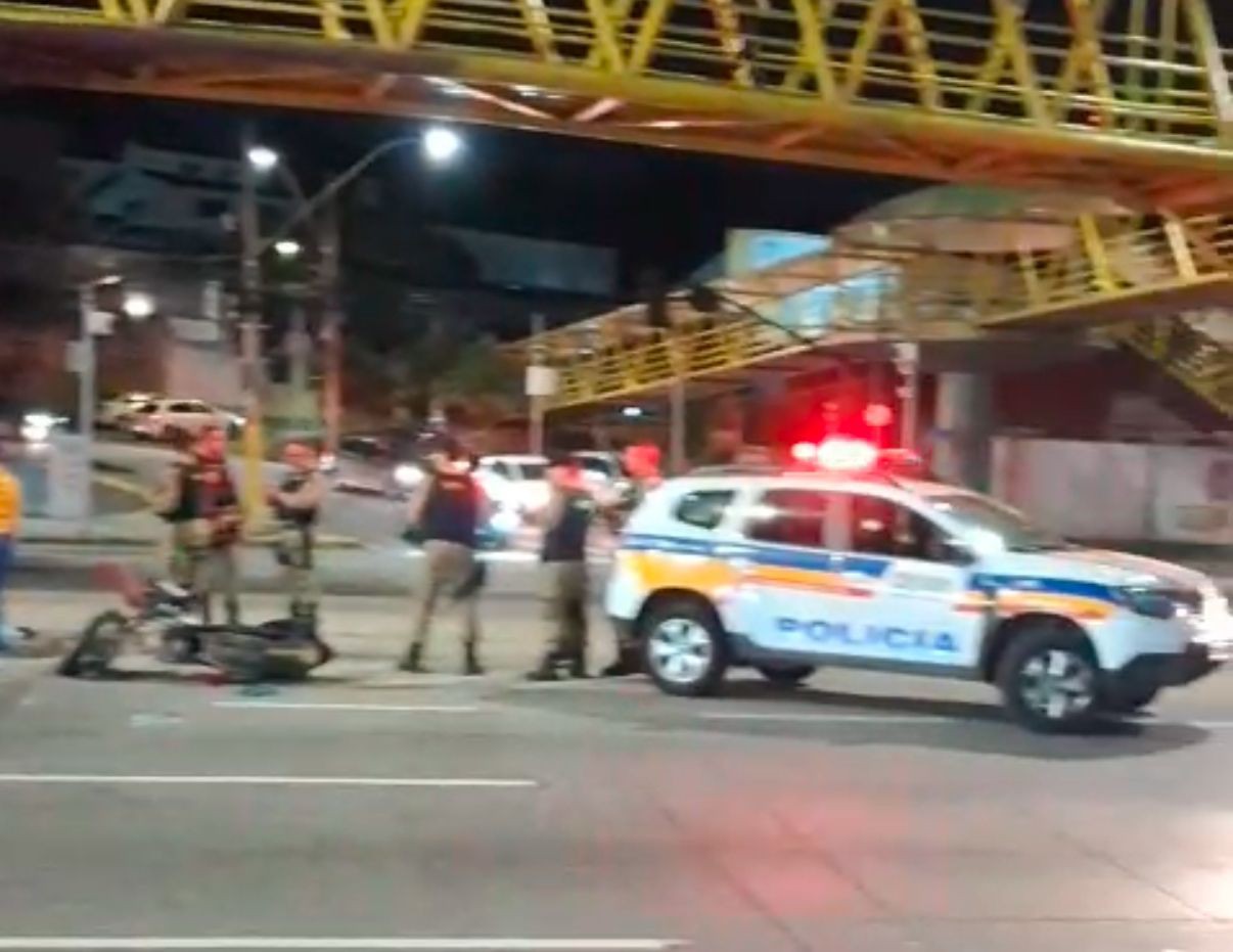 Equipes da PM isoloram o local do acidente na avenida Cristiano Machado  