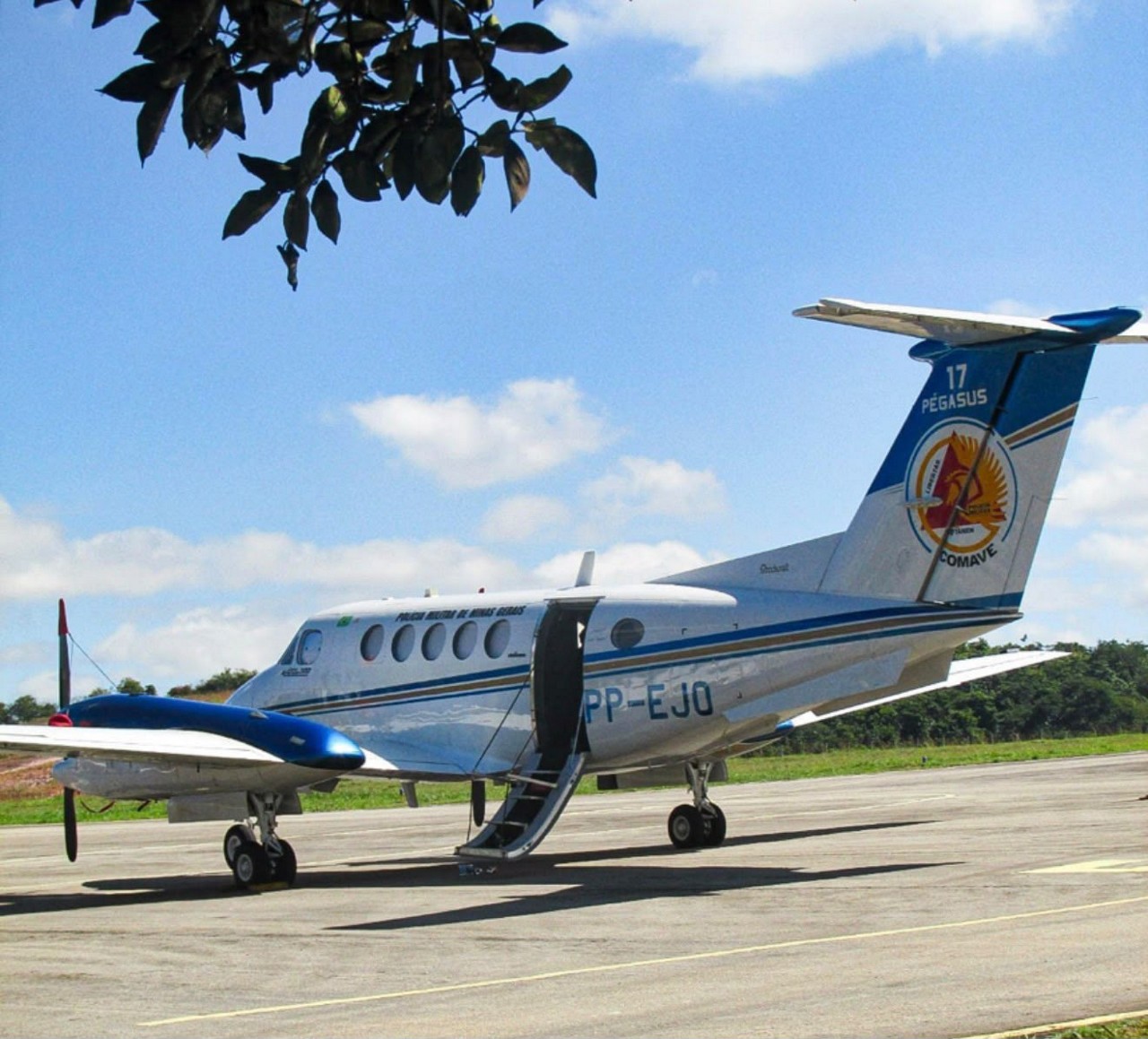 Beech 300 twin‑engine plane crashes near Ipatinga airport, three killed