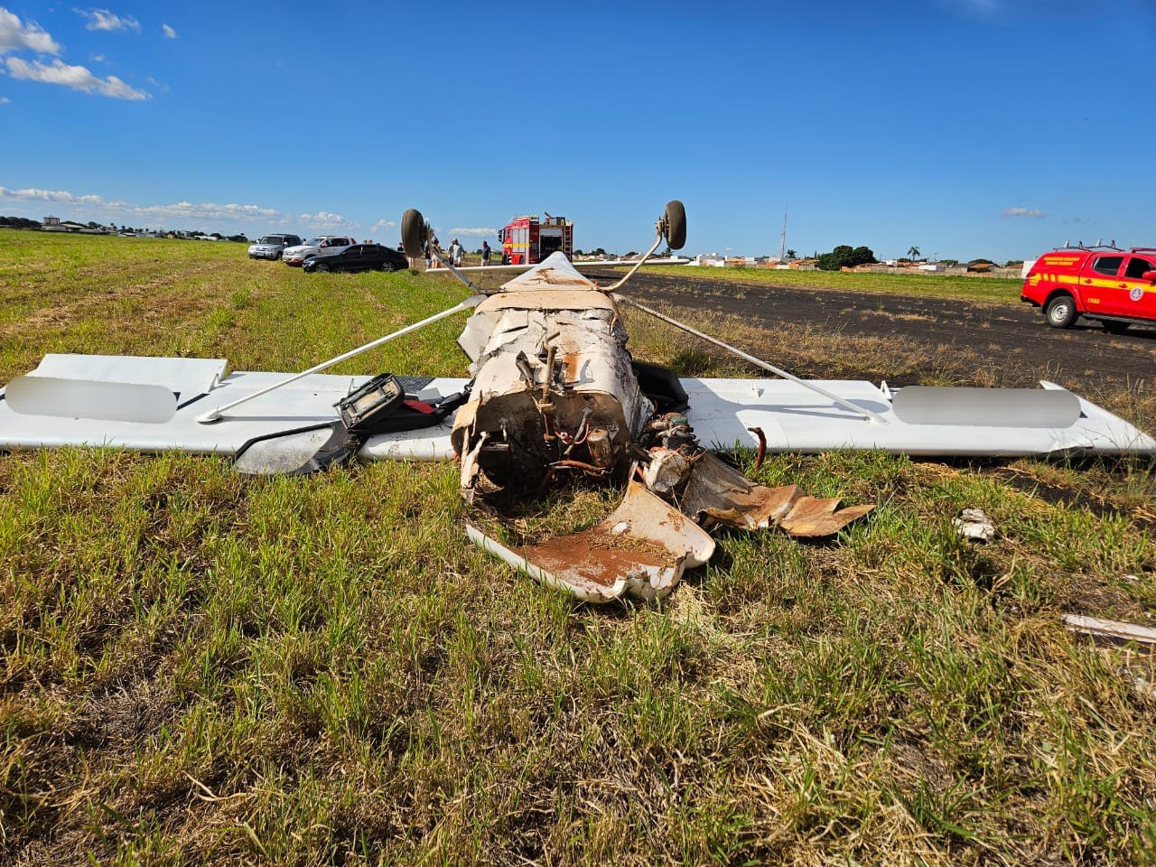 Avião estourou um pneu durante a manobra de emergência, o que teria provocado o acidente
