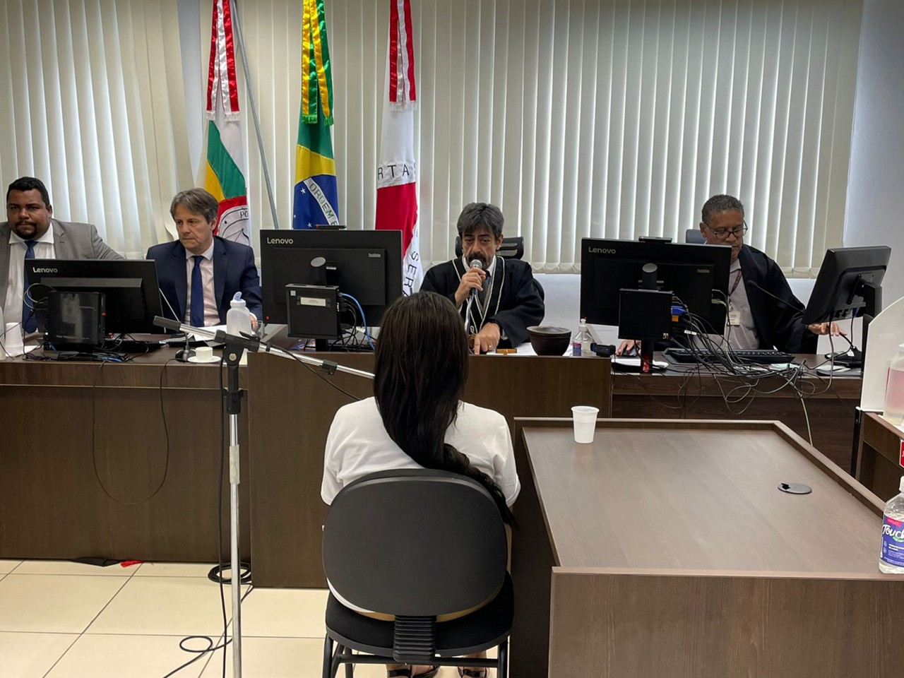 Mãe de Ian presta depoimento durante julgamento no Fórum Lafayette