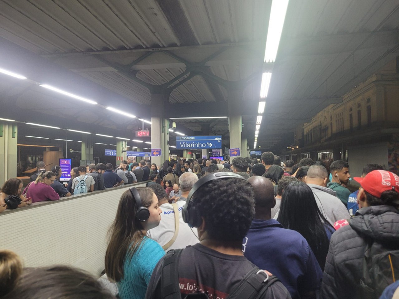 Baldeação causa transtornos para passageiros na estação Central do metrô de BH 