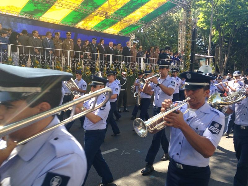 Banda da Polícia Militar desfila pela avenida Afonso Pena