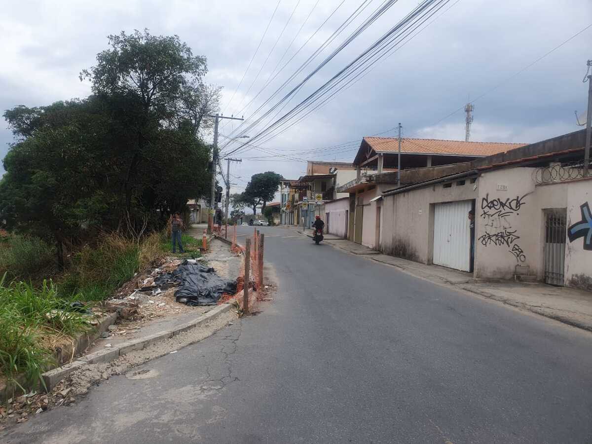 Moradores do bairro São0 Gabriel, em BH, temem que encosta na rua Amaraji faça parte da rua desabar